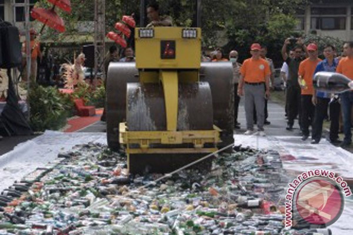 Polda Bali Musnahkan Ribuan Botol Minuman Keras Ilegal