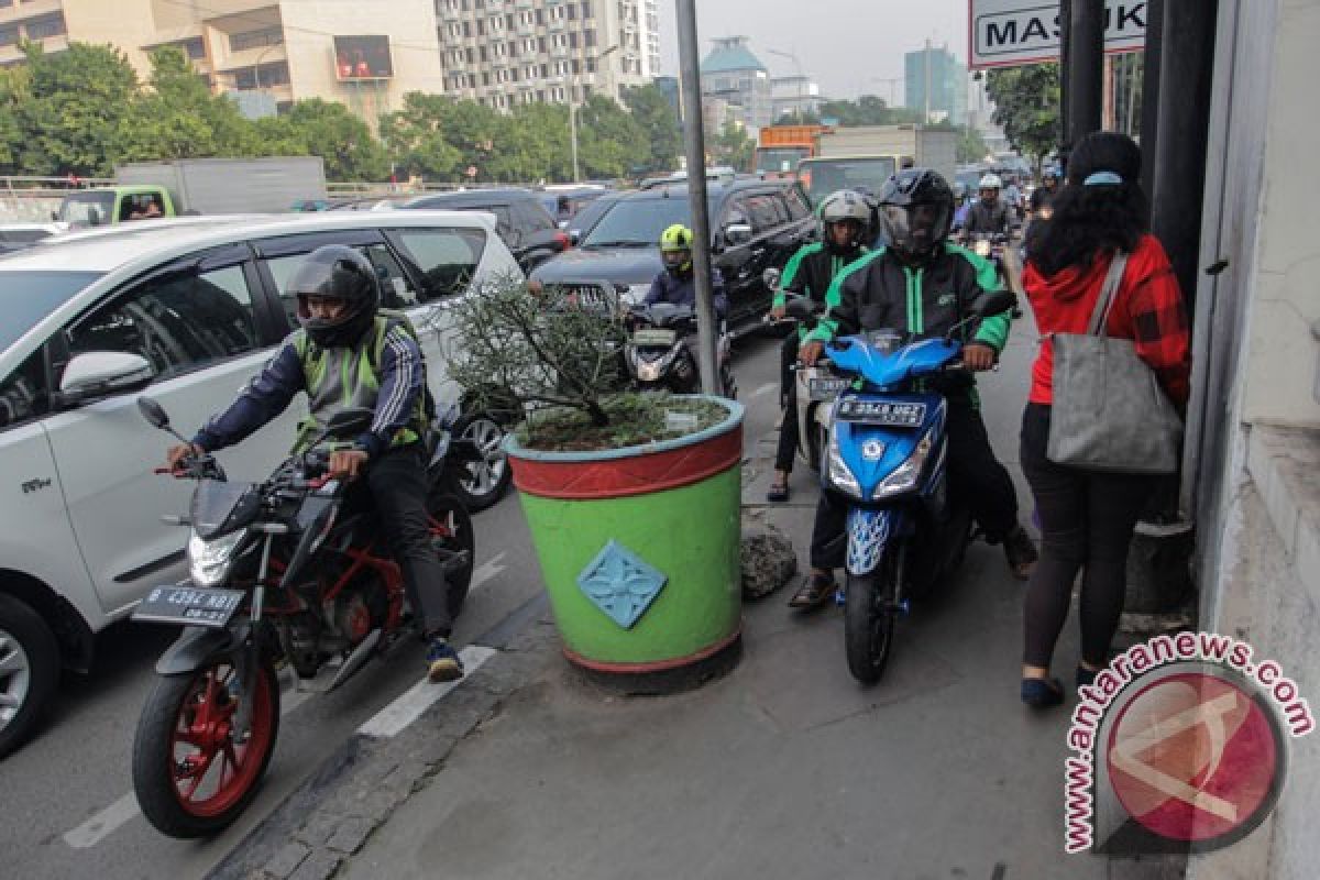 Putaran balik ditutup, pemotor Bekasi naiki trotoar