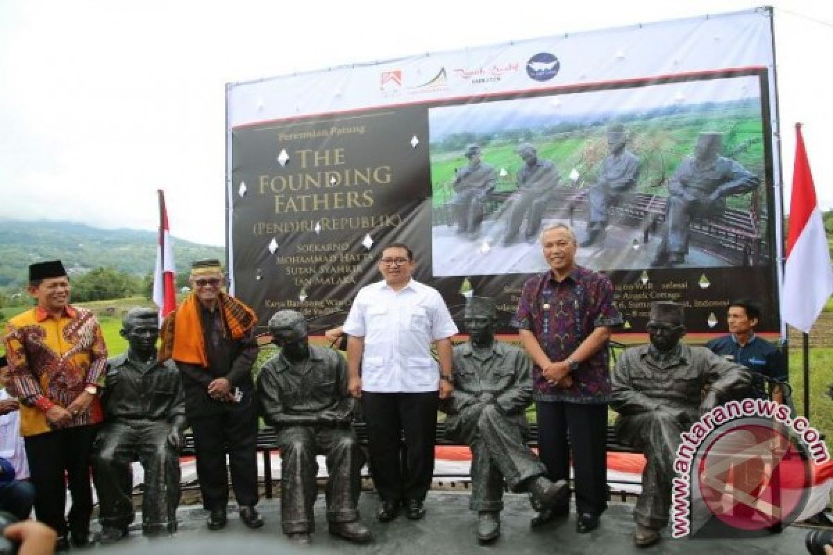 Fadli Zon Resmikan Patung Pendiri Republik Indonesia