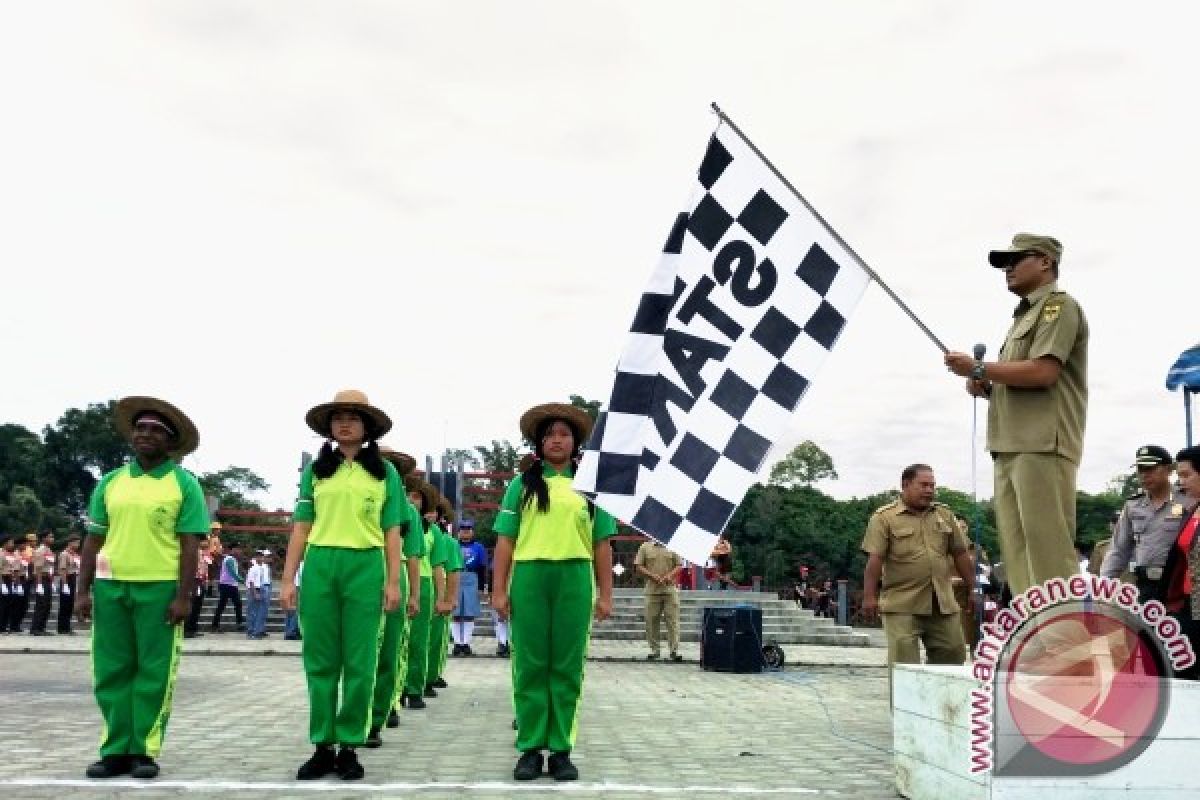 Wabup Gumas Lepas Peserta Lomba Gerak Jalan Antar Sekolah