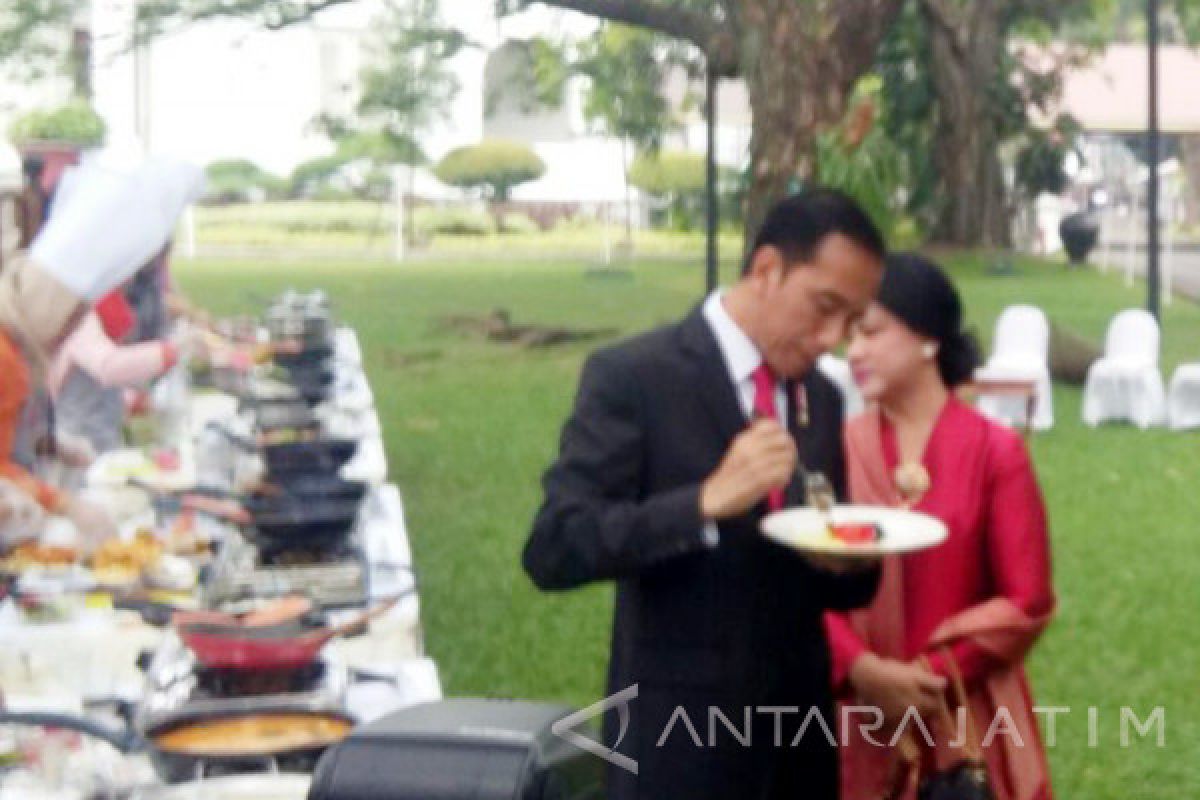 Presiden-Ibu Negara Cicipi Masakan Olahan Ikan di Halaman Istana (Video)