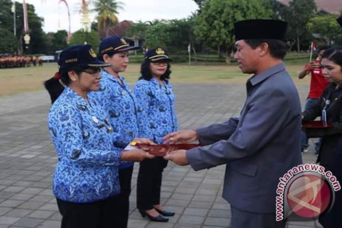 570 ASN Klungkung Terima Satyalancana 