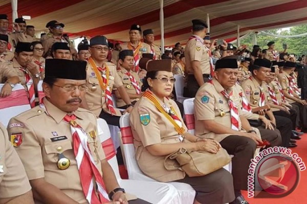 Gubernur Olly Dondokambey Raih Lencana Dharma Bakti 