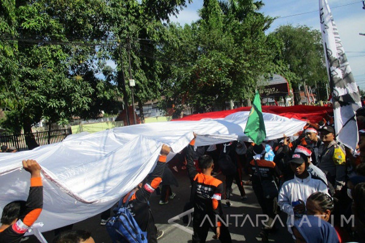 Ribuan Pemuda Kediri Kirab Bendera Merah Putih Ukuran Raksasa 