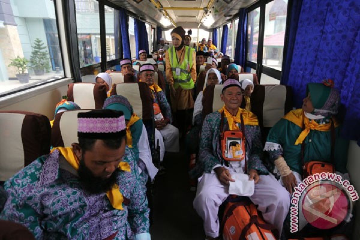 Calhaj tertua Embarkasi Surabaya berangkat haji