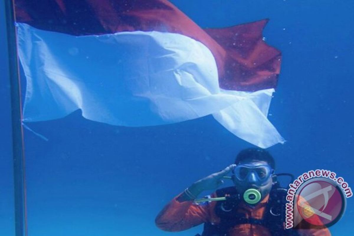 Penyelam kibarkan bendera di laut Pulau Banyak