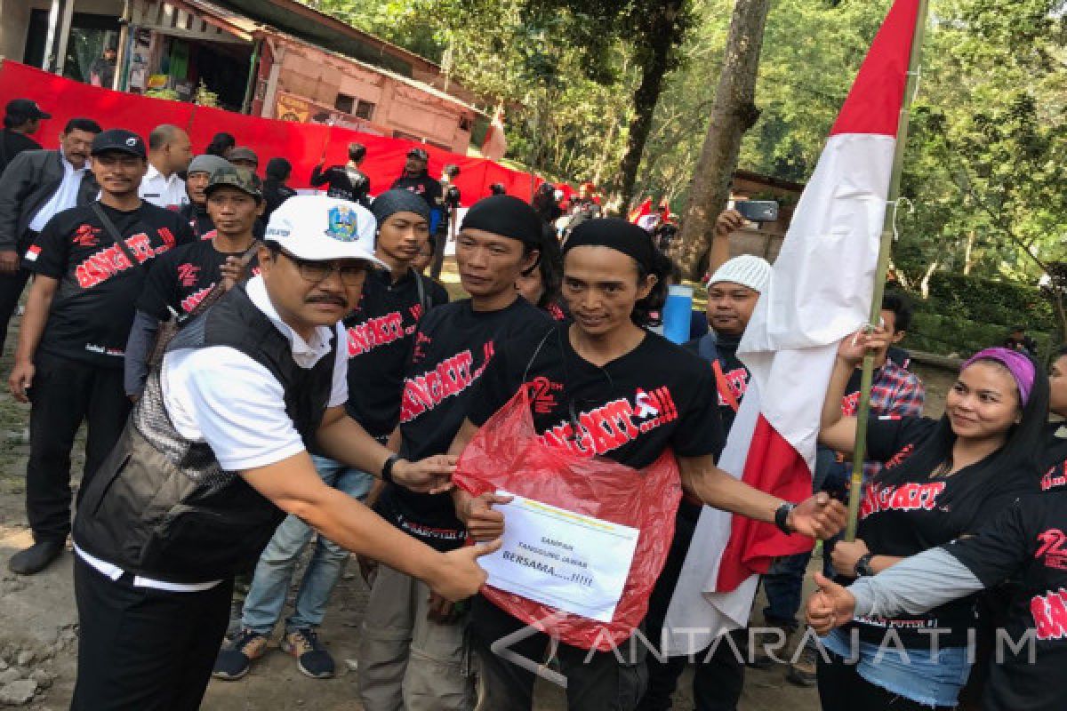 Seribu Pendaki Kibarkan Merah Putih 178 Meter di Arjuno