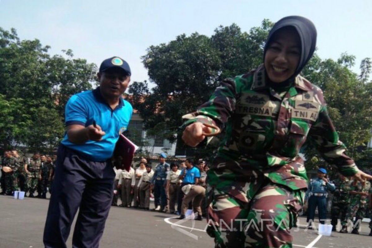 Prajurit Wanita AL Berebut Tangkap Belut