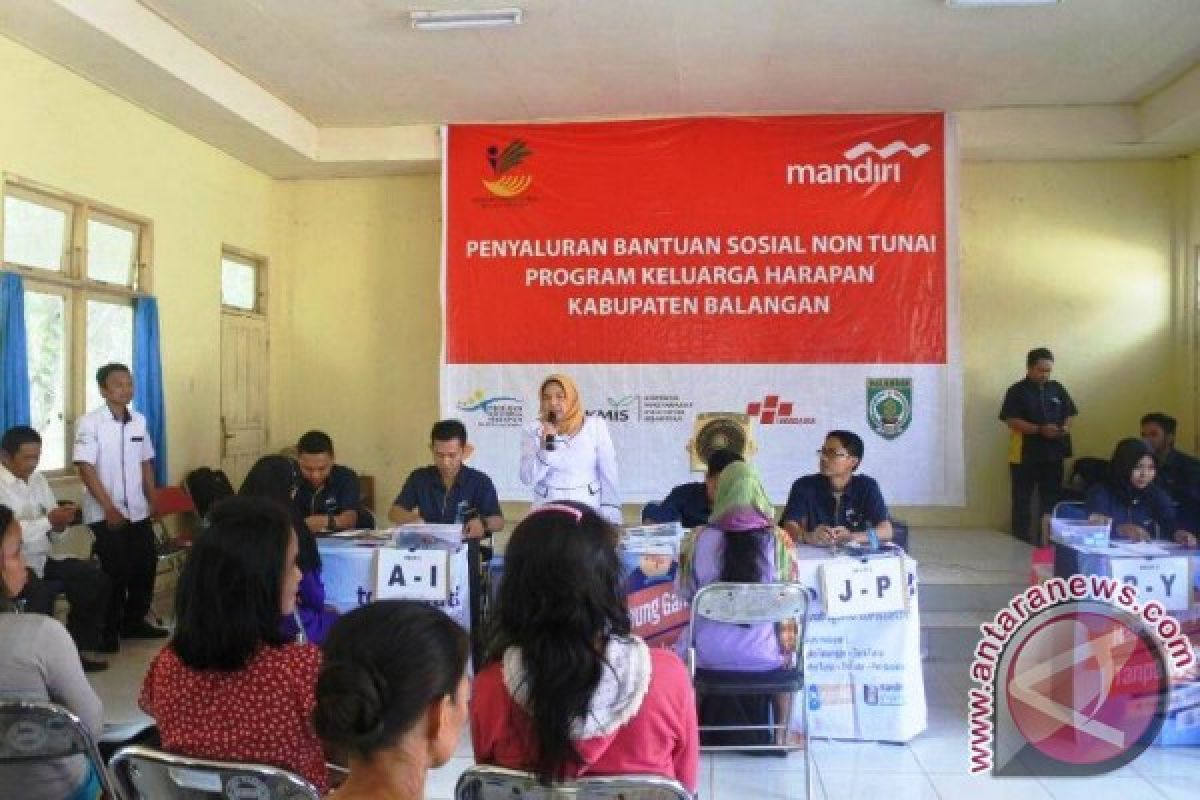 Masyarakat Tebing Tinggi Menerima Bantuan Program Keluarga Harapan