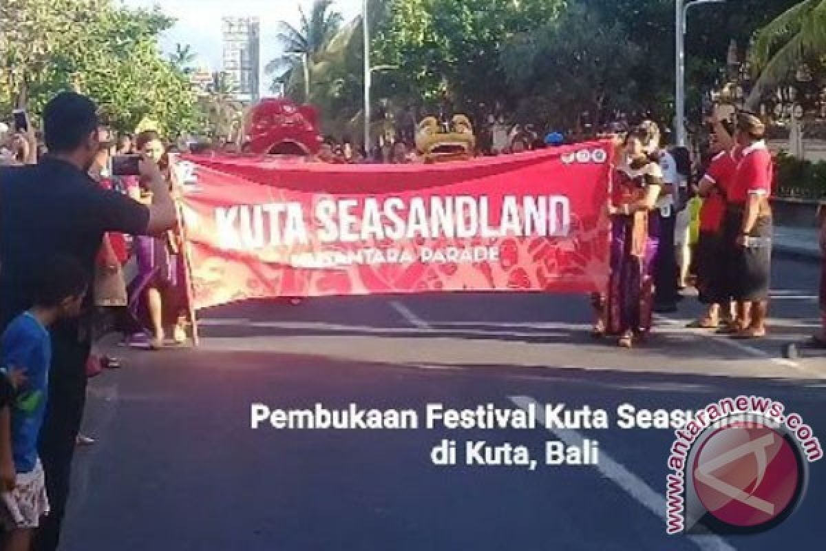 Seasandland Festival Kuta Exhibits Cultural Parade