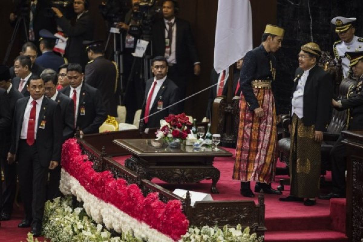 Presiden Kenakan Baju Bugis, Wapres Pakai Baju Jawa, Ketua MPR Mencandai