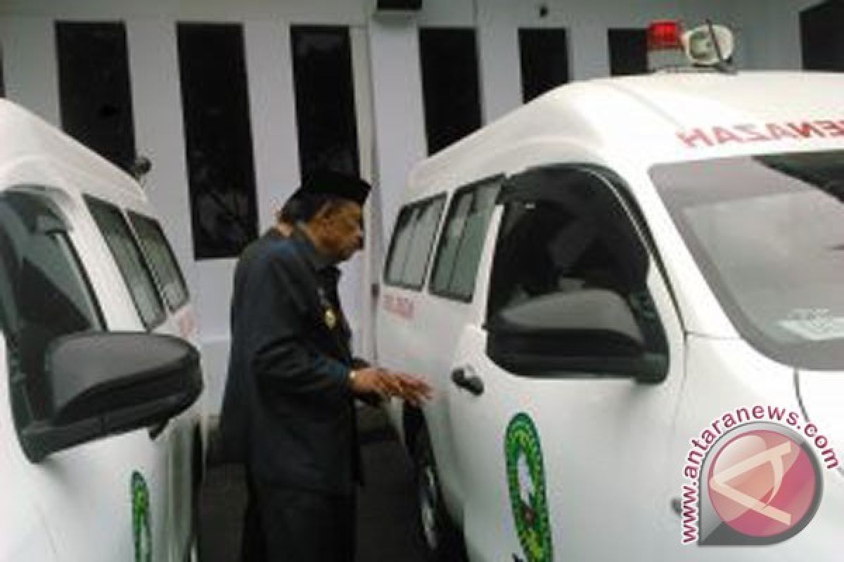 Bupati Sinjai Serahkan Mobil Ambulance Jenazah