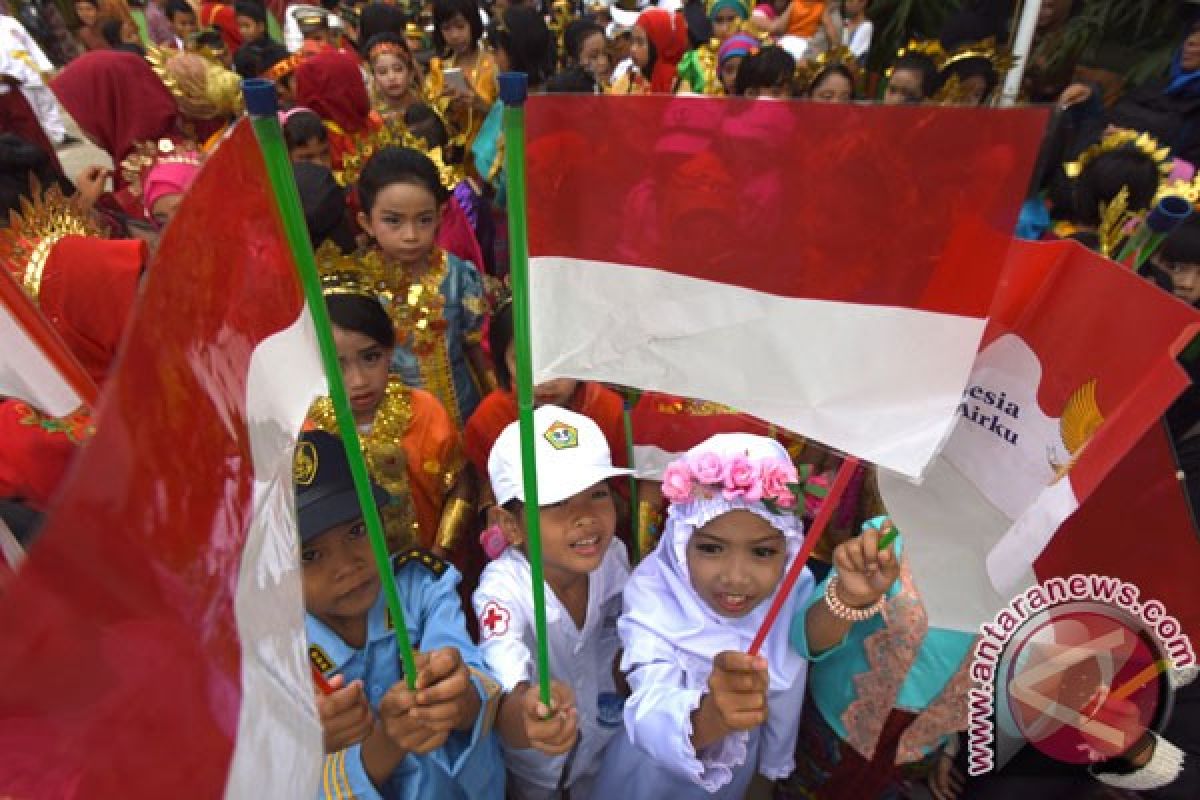 Warga Kota Tangerang menghias lingkungan "Kampung Merdeka"