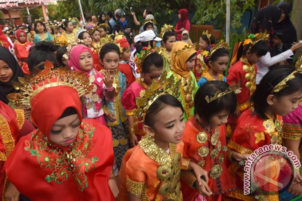 131 tim meriahkan pawai kemerdekaan di Bukittinggi