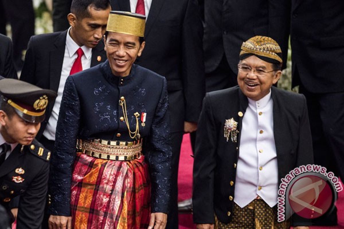 Ketika Jokowi-JK bertukar "busana"