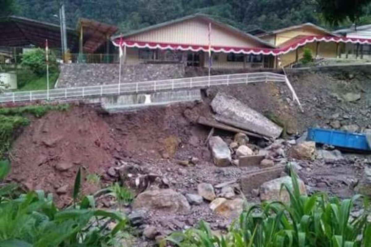 Banjir bandang mengakibatkan akses ke area Freeport terhambat