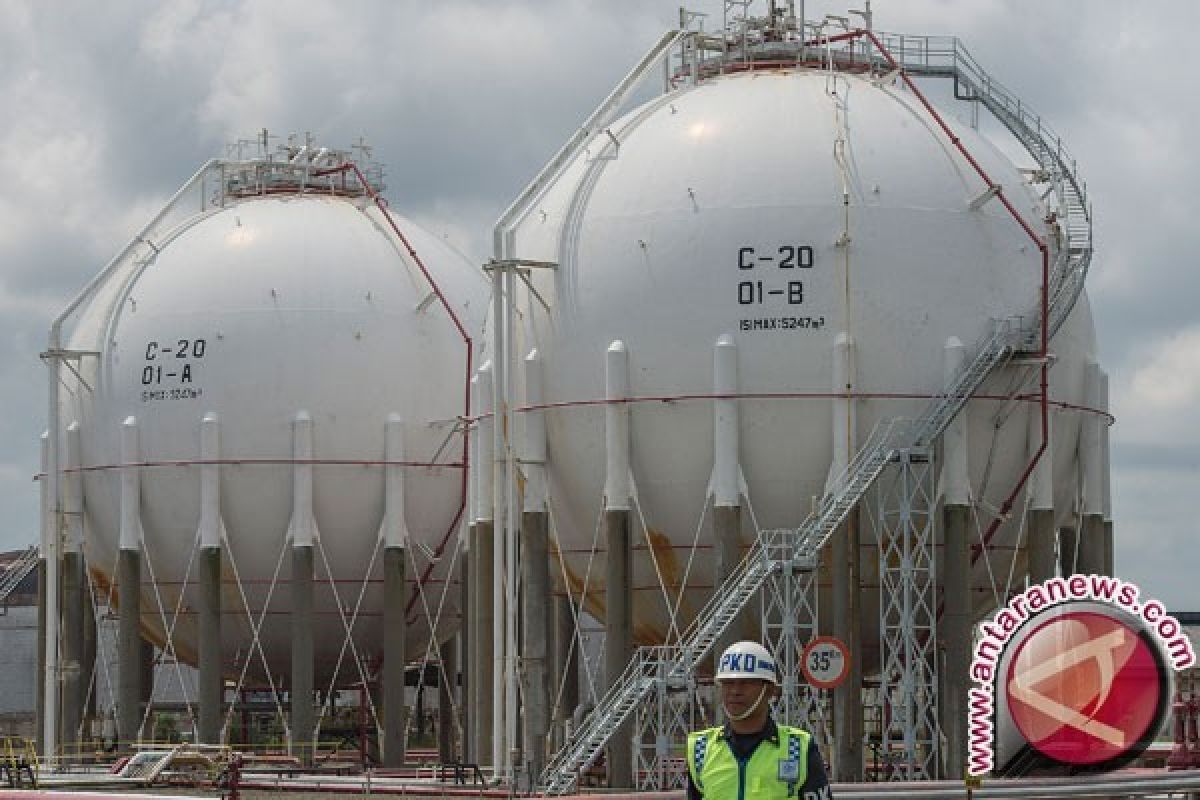 Harga minyak jatuh, stok AS meningkat