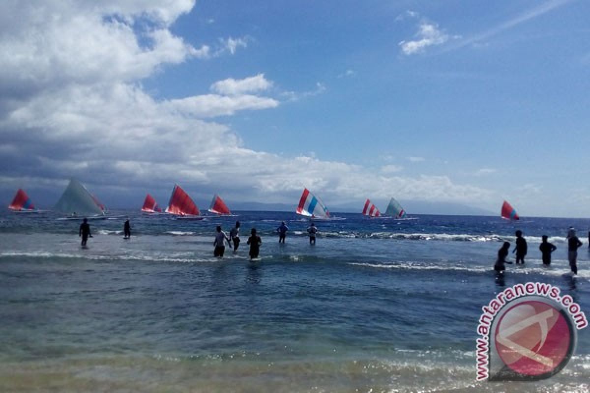 Lomba Perahu Layar Meriahkan HUT RI