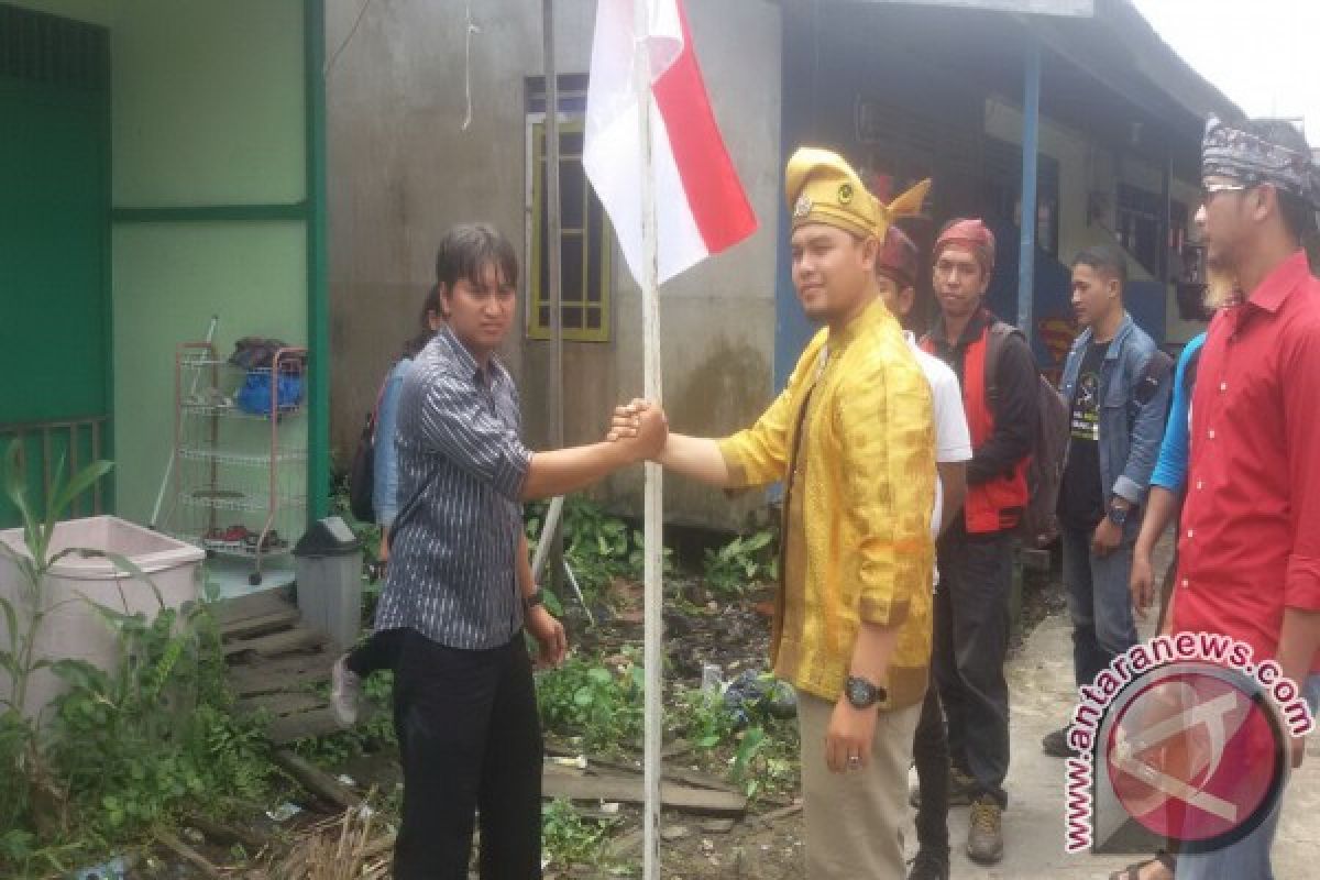 POM Bagikan Bendera Merah Putih Gratis