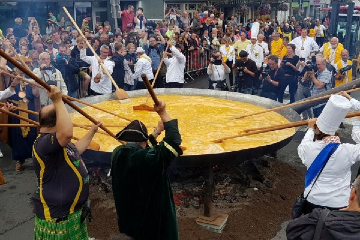 Tradisi masak telur dadar raksasa di Belgia