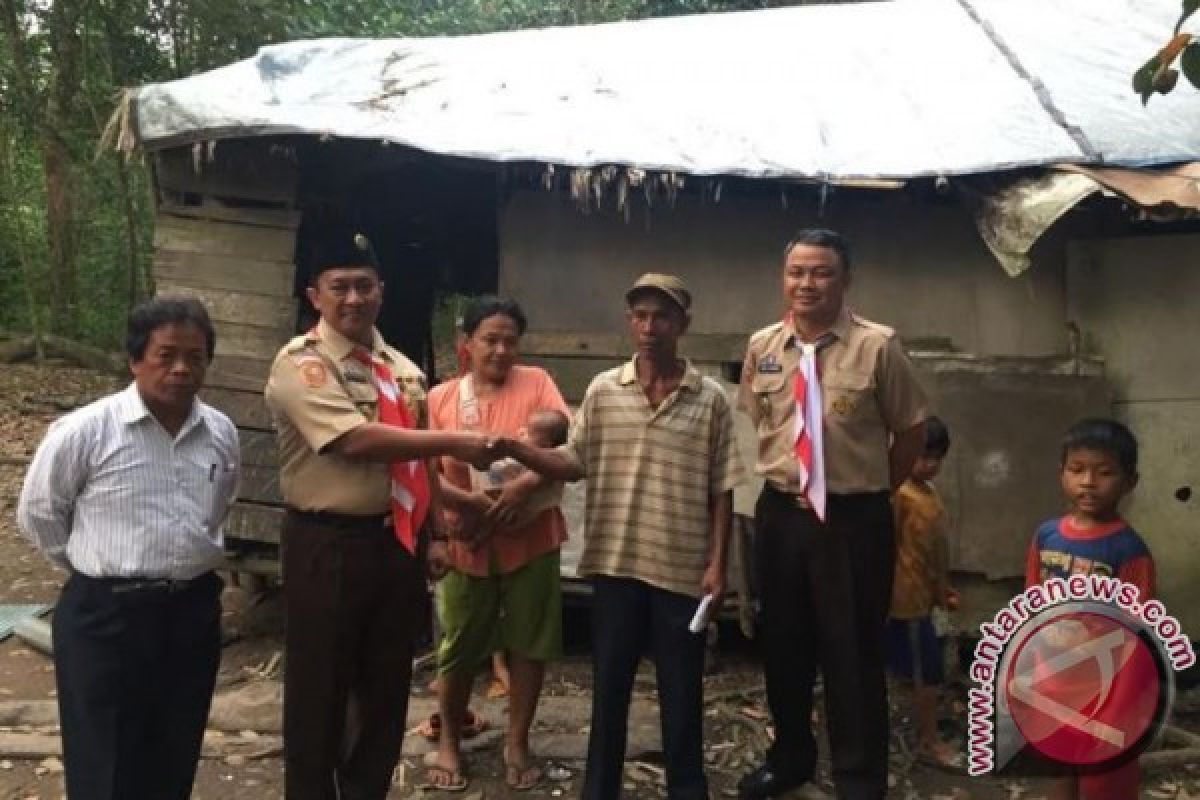 Bupati Edy Kunjungi Rumah Warga Pulang Pisau Tak Layak Huni