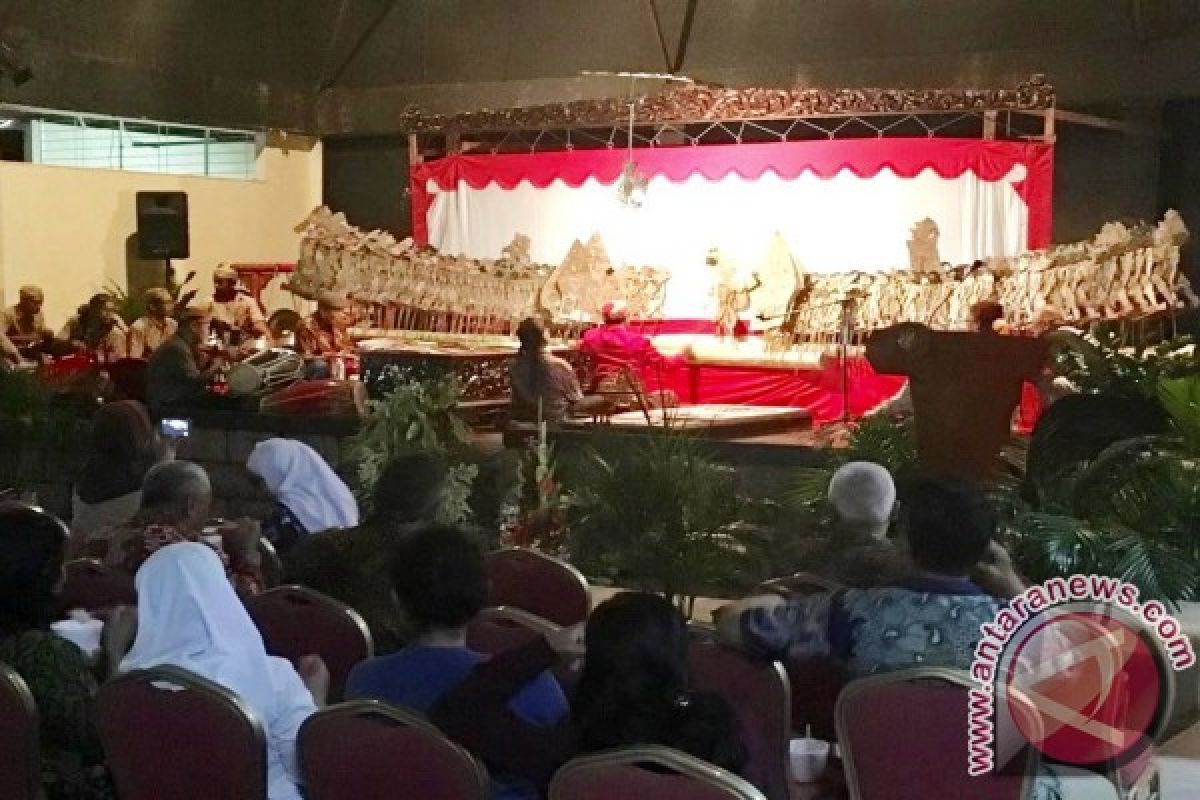 Memperingati Kemerdekaan RI ke-72, wayang kulit dipentaskan di Suriname