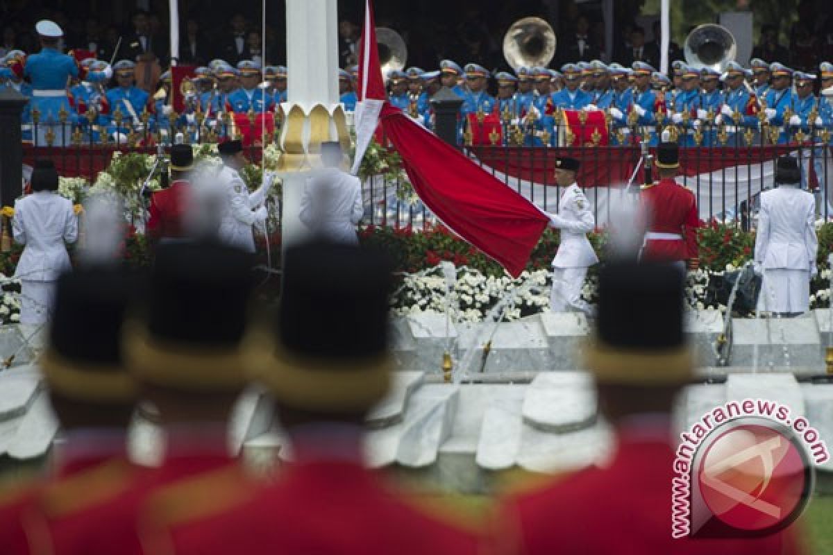 Ruth Cheline pembawa baki saat penurunan bendera