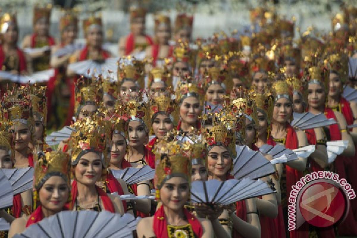 Warga asing terkesima budaya Indonesia saat Upacara di Istana Merdeka