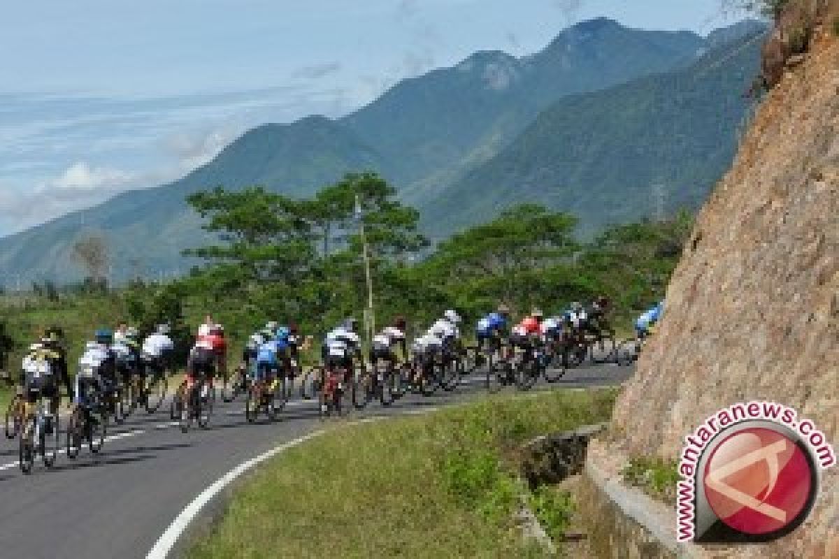 Cross Triathlon Tanjung Lesung Kenalkan Budaya Banten