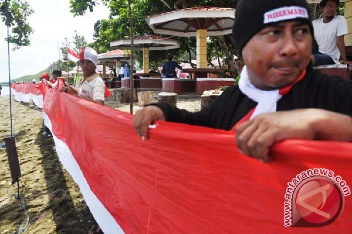 Masyarakat Pesisir Mamuju Bentangkan Bendera 350 Meter 
