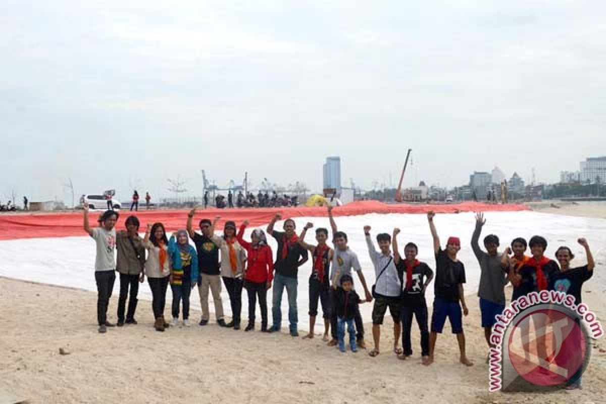 Mapala 45 Bosowa Bentangkan Bendera Raksasa 