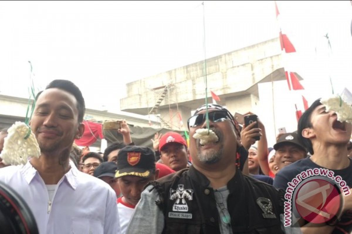 Indro Warkop, Tora Sudiro dan Vino Bastian lomba makan kerupuk (video)