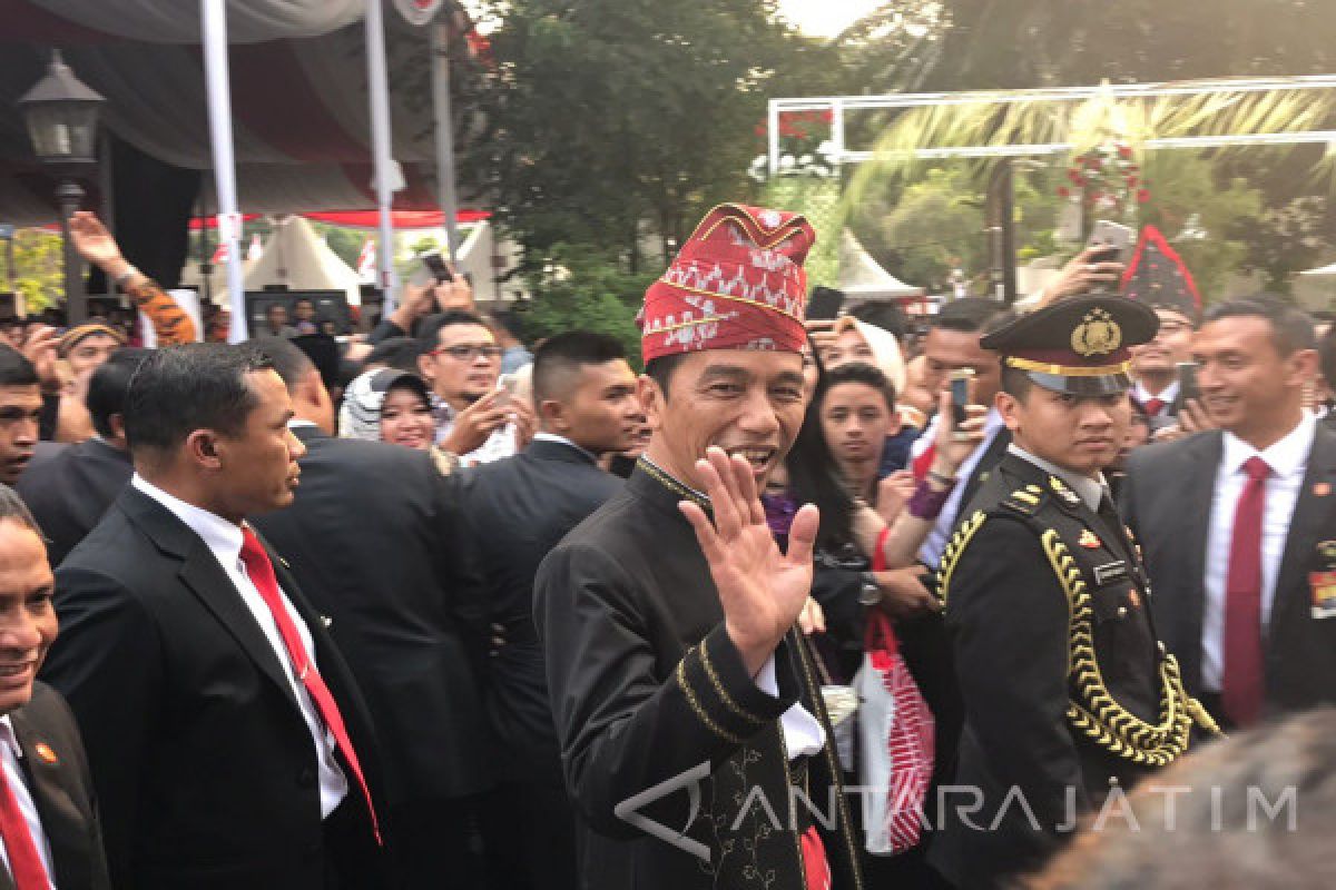 Penurunan Bendera di Istana Dihadiri Ribuan Undangan