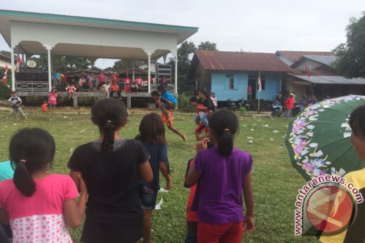 Lomba Gendong Istri Meriahkan HUT RI di Belitang Hilir