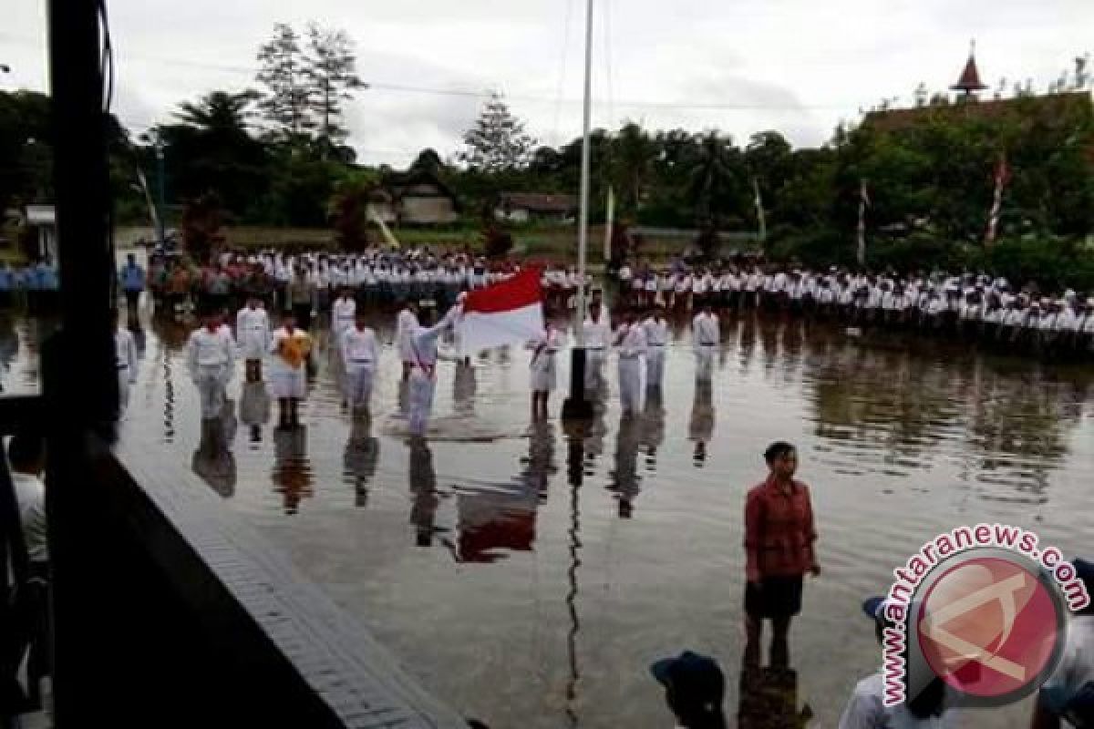 Banjir Tak Halangi Upacara HUT RI di Bika