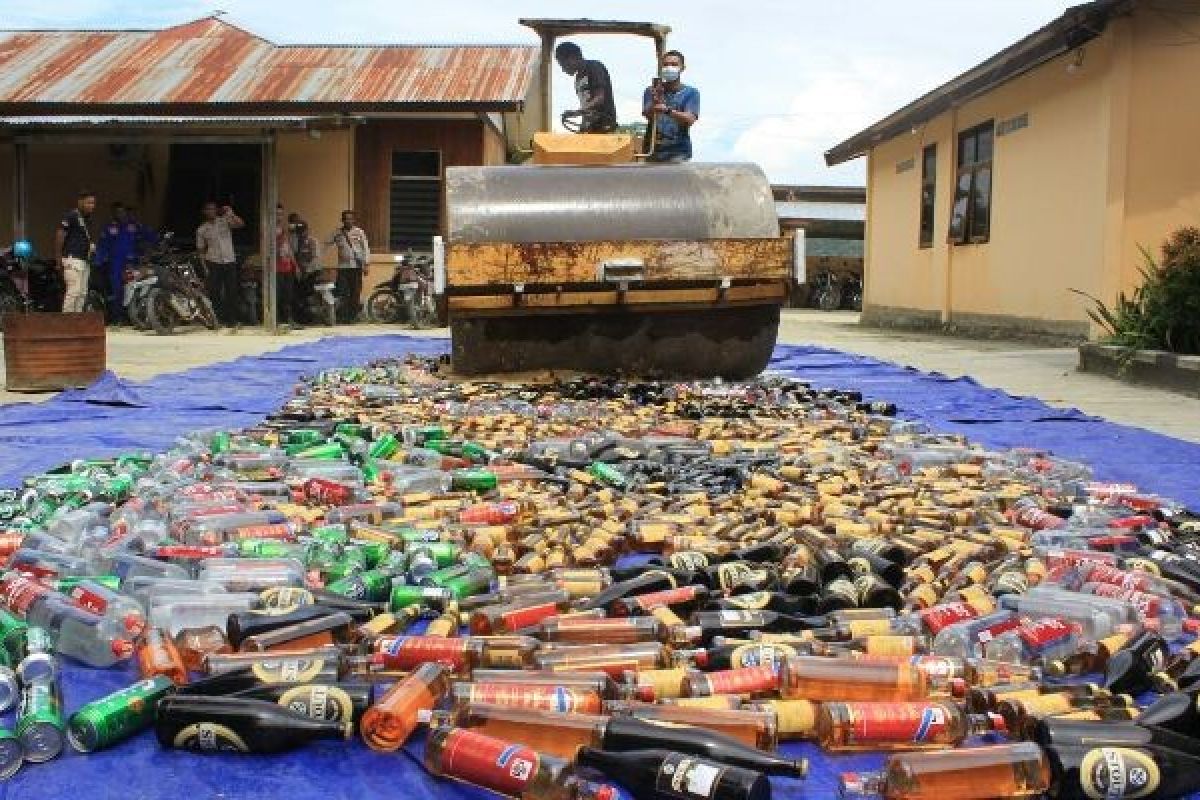 Polres Jayapura musnahkan ribuan botol minuman keras