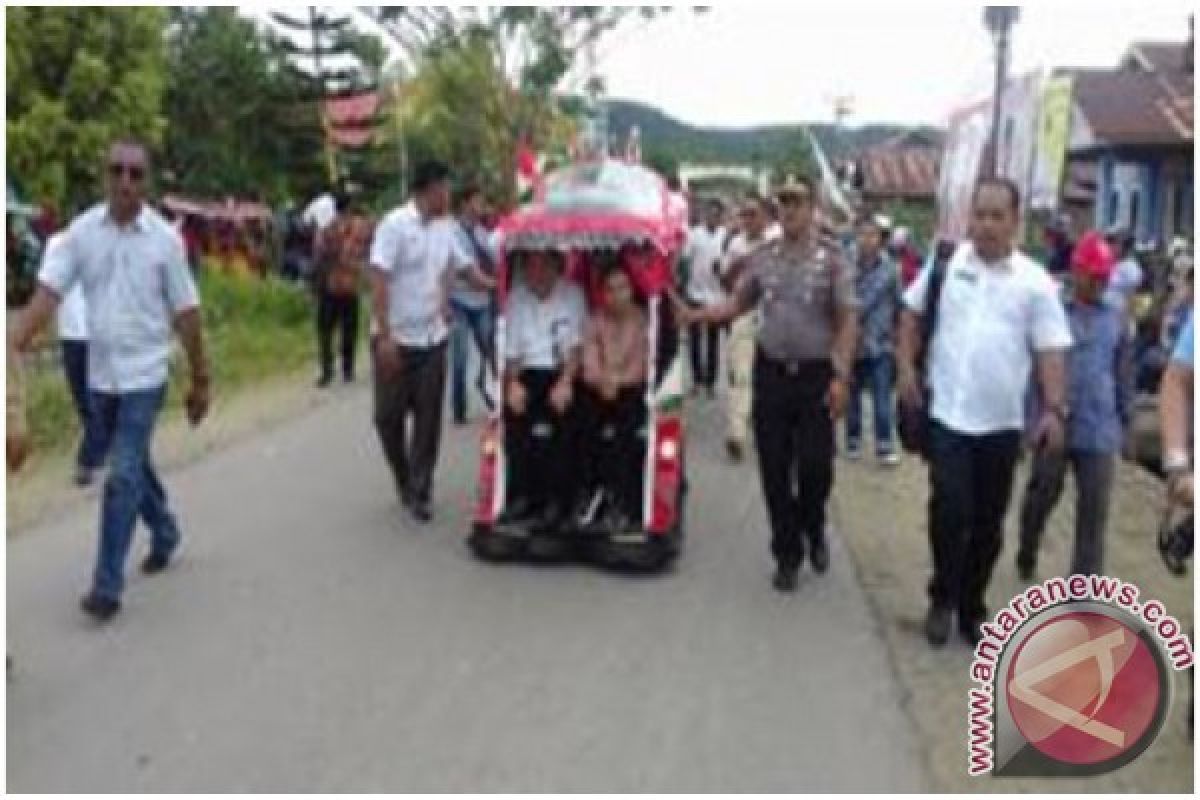 Menteri BUMN Rini Soemarno Naik Bentor Di Maluku