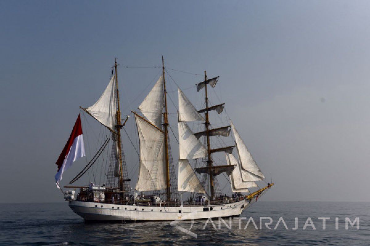 Upacara Kemerdekaan di KRI Dewaruci (Video)