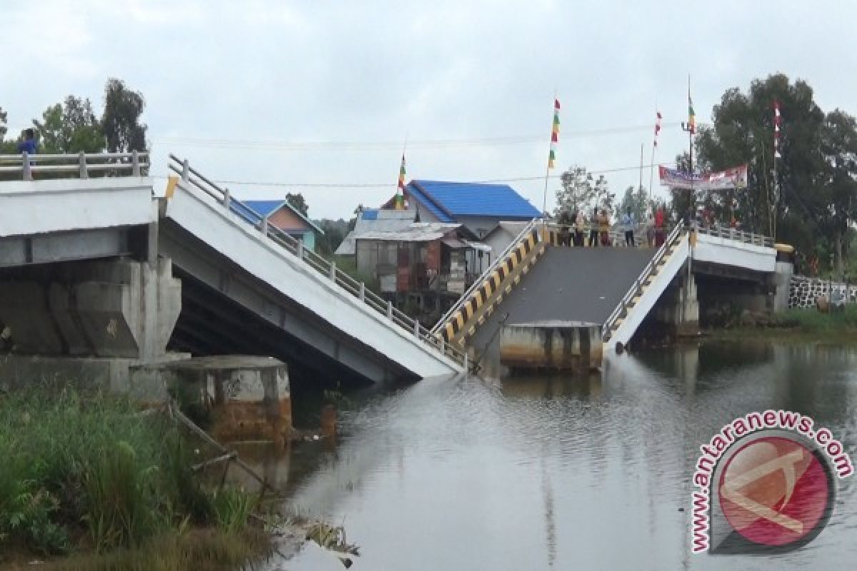 Baru 1,6 Tahun Dimanfaatkan Jembatan Beton Ambruk