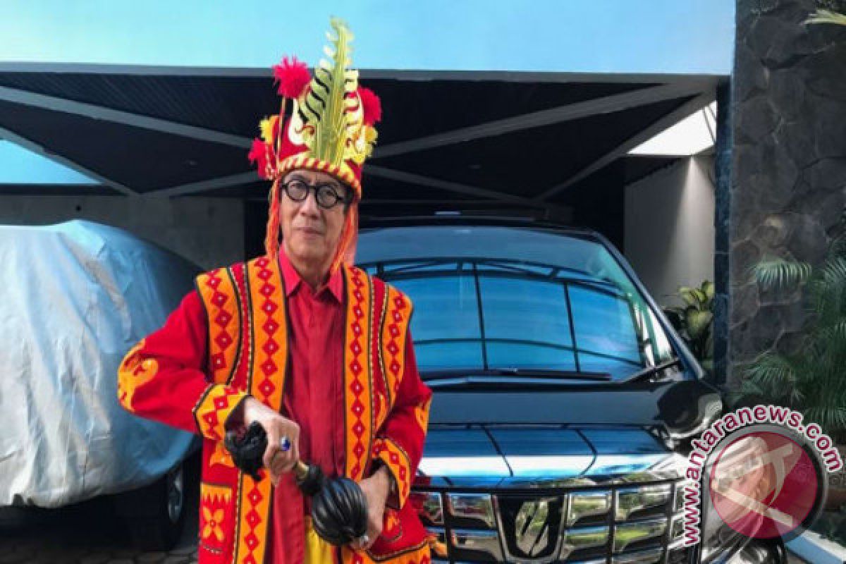 Jokowi Umumkan Yasonna Pemakai Baju Adat Terbaik