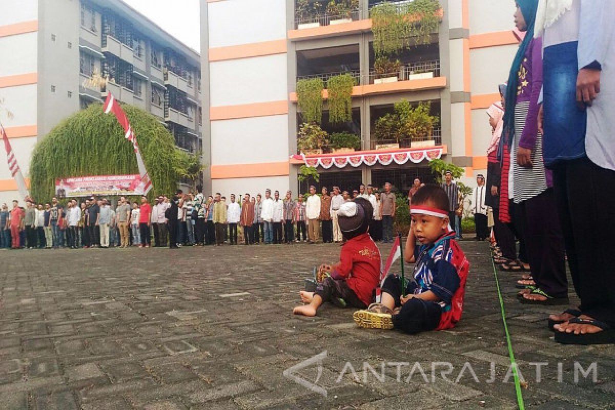 Warga Pengungsian Sidoarjo Ikuti Upacara HUT-RI (Video)