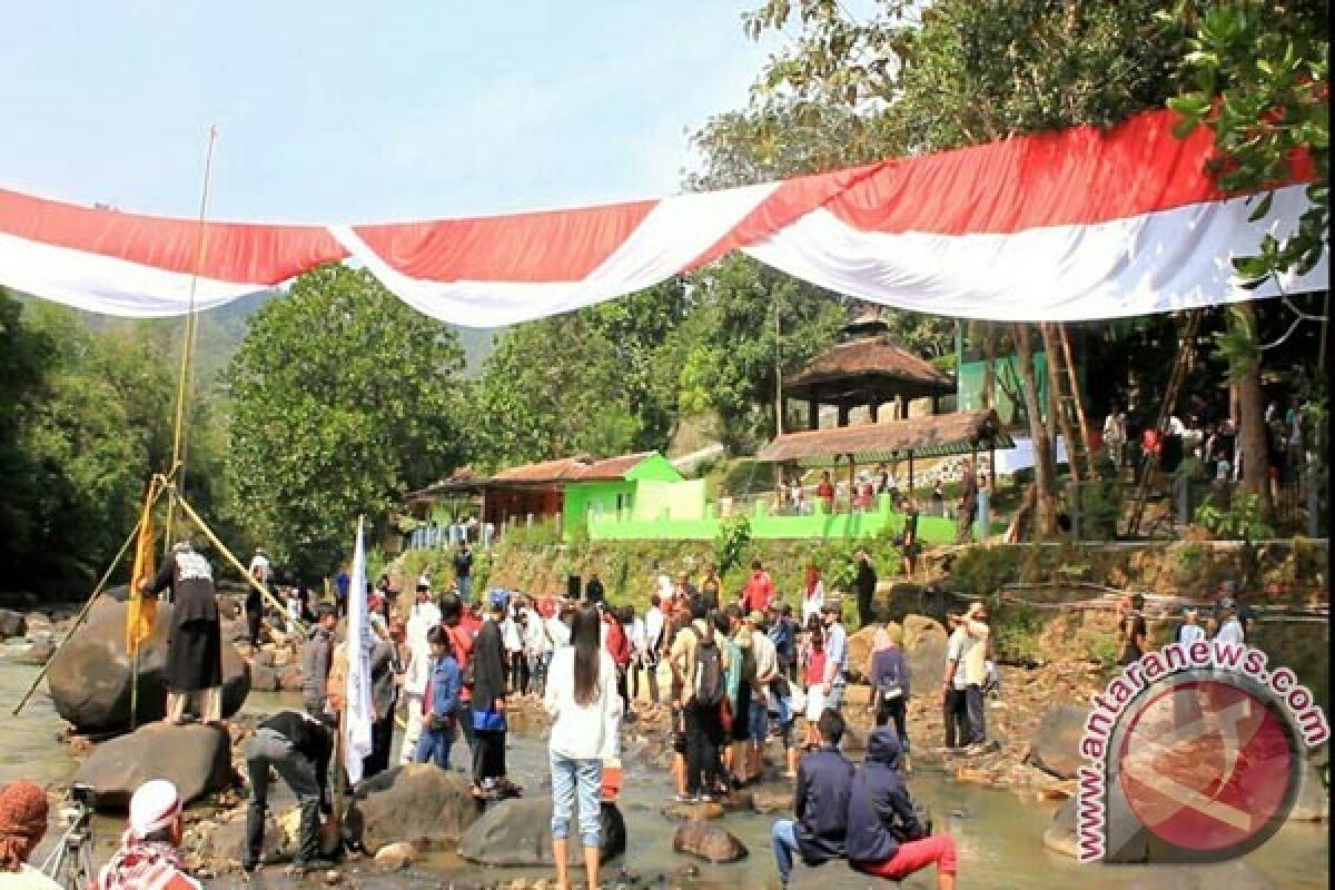 Warga Sukabumi Kibarkan Bendera Sepanjang 72 Meter