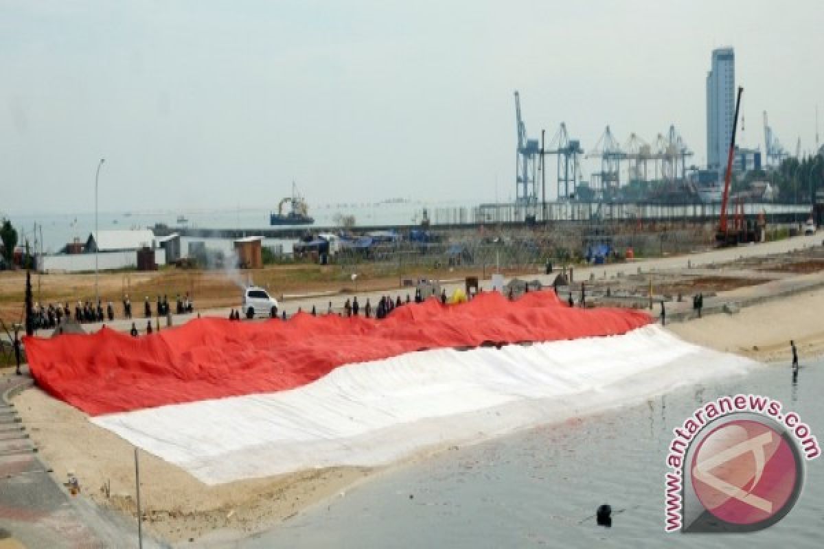 KPU Sulbar kibarkan bendera Merah Putih raksasa