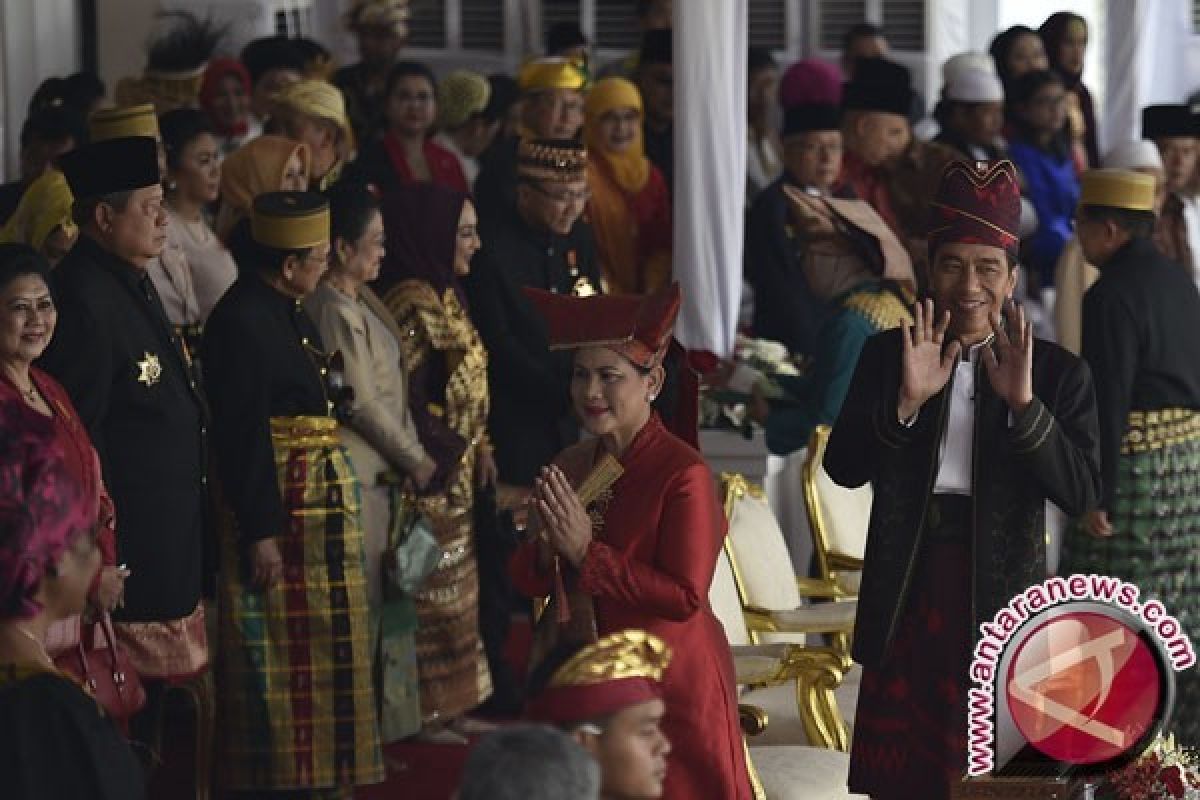 Upacara Detik-Detik Proklamasi, Jokowi Berpakaian Adat Tanah Bumbu