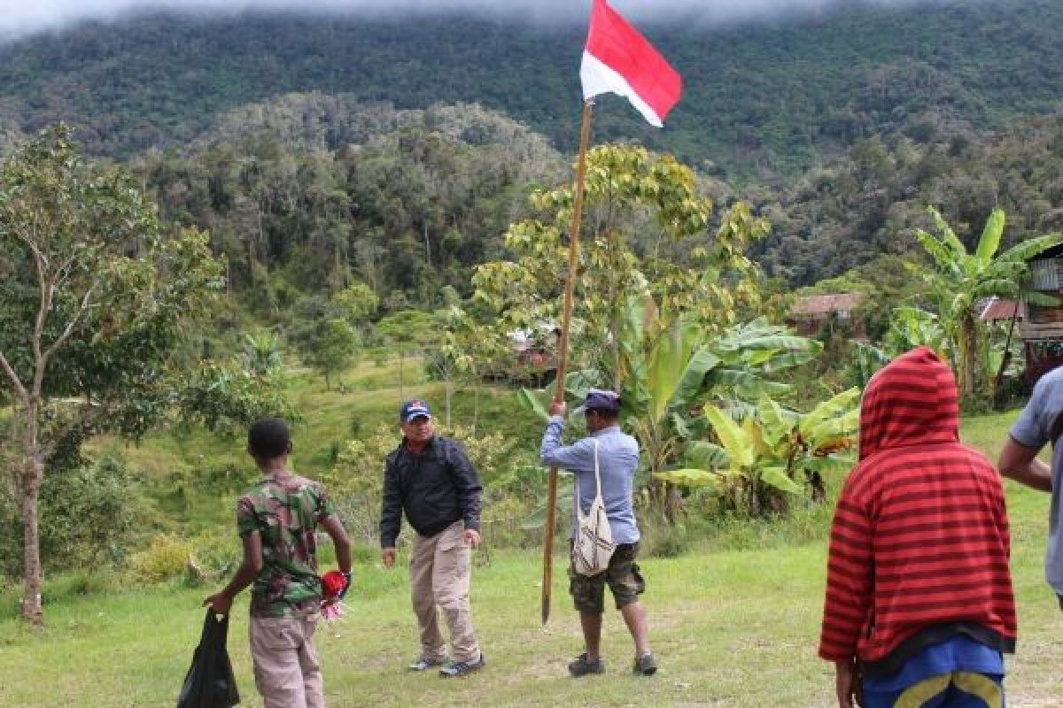 Polres Pegubin bagikan bendera kepada aktivis WPIA