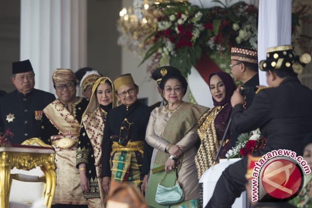 Pakai Pakaian Adat Minang, Oso Dapat Hadiah Sepeda dari Jokowi
