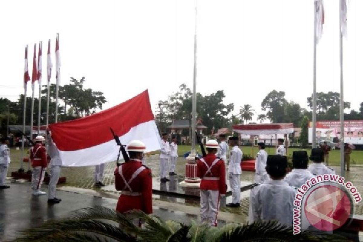 Walau Diguyur Hujan "Merah Putih" Tetap Dikibarkan, Bupati Ampera Terharu 