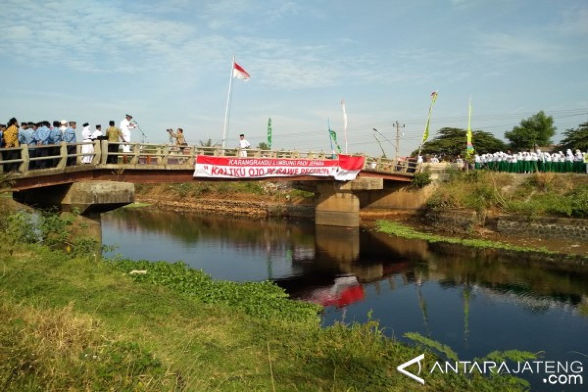 Protes Pencemaran Warga, Warga Upacara Bendera di Jembatan