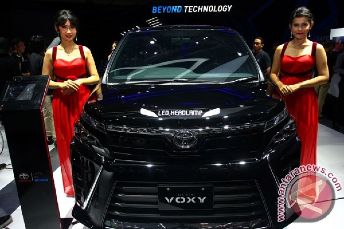 Mengamati Toyota All New Voxy (8 foto)