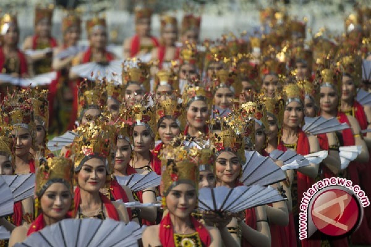 Warga asing terkesima budaya Indonesia saat Upacara di Istana Merdeka